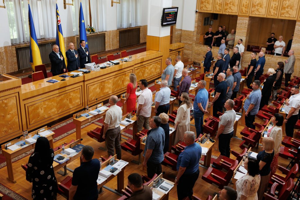 На сесії обласної ради нагородили видатних закарпатців та виділили 176 мільйонів на розвиток громад