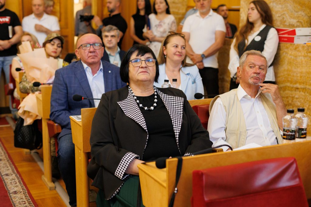 На сесії обласної ради нагородили видатних закарпатців та виділили 176 мільйонів на розвиток громад
