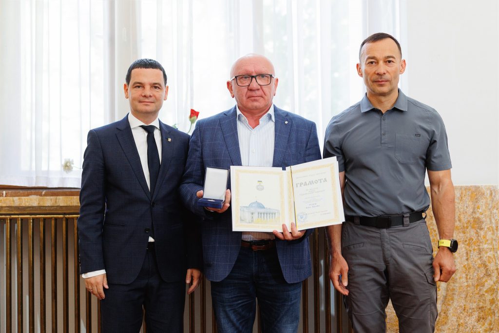 На сесії обласної ради нагородили видатних закарпатців та виділили 176 мільйонів на розвиток громад